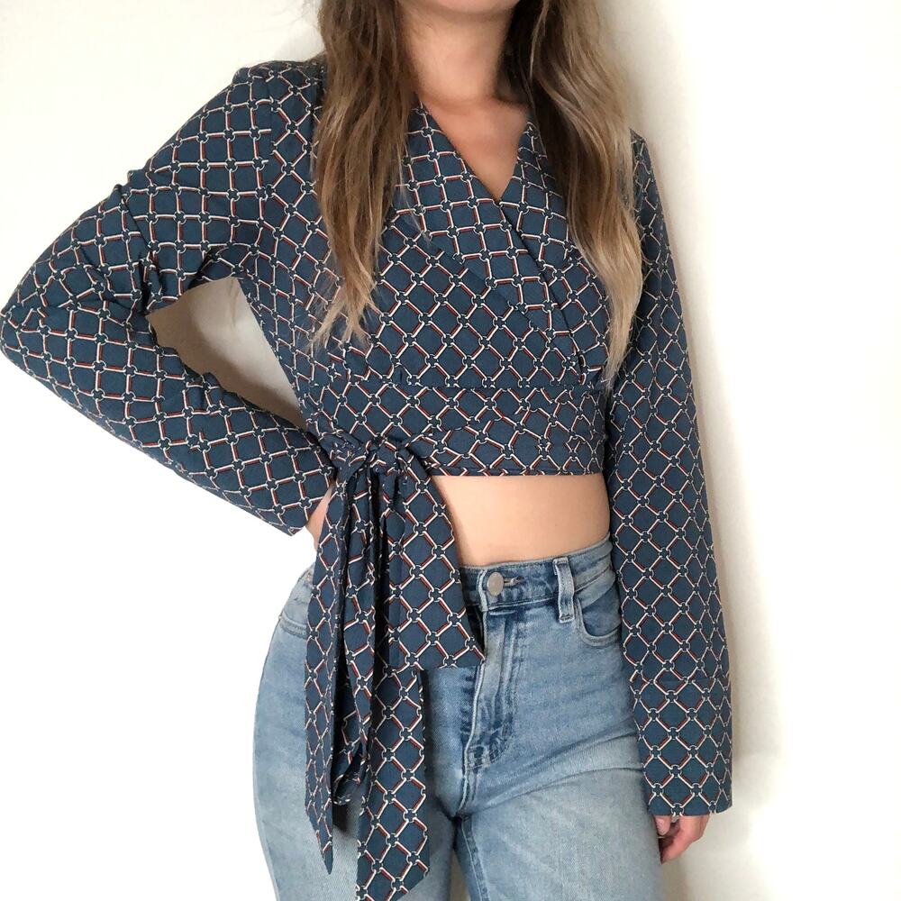 Teal chain print collared wrap tie long sleeve cropped top blouse small